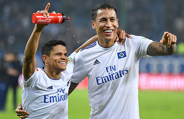 Douglas Santos und Leo Lacroix feiern Arm in Arm nach dem Schlusspfiff. 