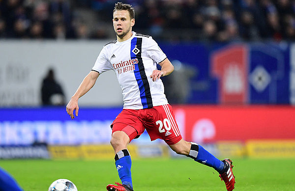 Louis Schaub machte als Antreiber im HSV-Mittelfeld eine sehr auffällige Partie, hatte aber gleich zweimal Pech mit dem Aluminium. Louis Schaub machte als Antreiber im HSV-Mittelfeld eine sehr auffällige Partie, hatte aber gleich zweimal Pech mit dem Aluminium.