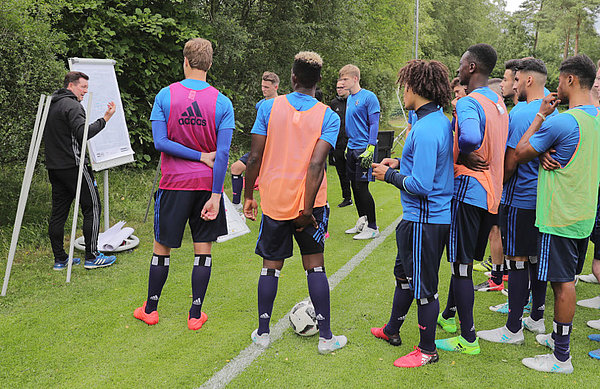 Ein gewohntes Bild: U21-Trainer Christian Titz (l.) erklärt seiner Mannschaft etwas an der Taktiktafel.
