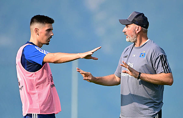 Stehen im ständigen Austausch: Neuzugang Hadzikadunic und Cheftrainer Tim Walter. Stehen im ständigen Austausch: Neuzugang Hadzikadunic und Cheftrainer Tim Walter.