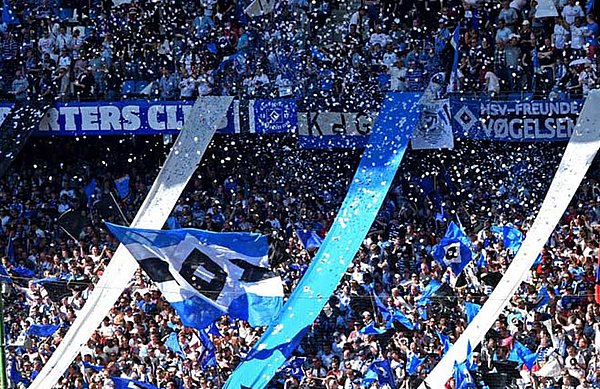 Blick auf die gefüllte Nordtribüne im Volksparkstadion.