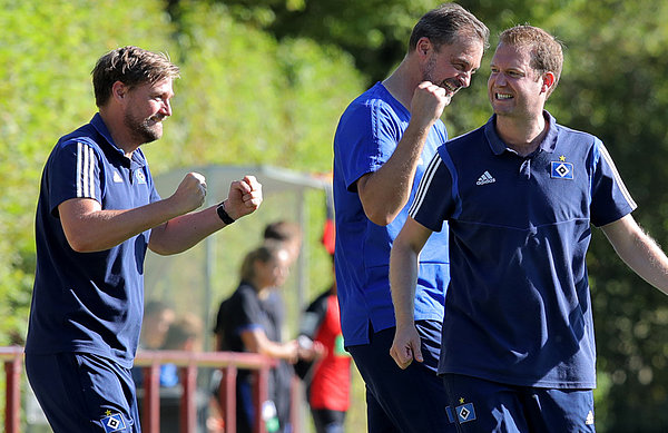 U17-Trainer Pit Reimers (rechts) möchte mit seinem Team zurück in die Erfolgsspur U17-Trainerteam jubelt