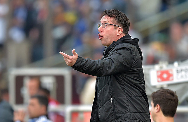 Markus Kauczinski dirigiert seine Spieler an der Seitenlinie.