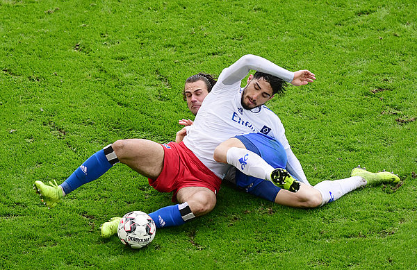 Berkay Özcan und Yannick Stark duellieren sich am Boden. 