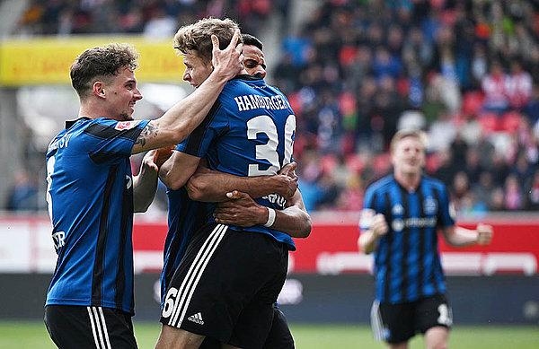 Kollektive Freude über sein zweites Tor im HSV-Dress: Moritz Heyer, Torschütze Anssi Suhonen und Robert Glatzel (v.l.). Kollektive Freude über sein zweites Tor im HSV-Dress: Moritz Heyer, Torschütze Anssi Suhonen und Robert Glatzel (v.l.).