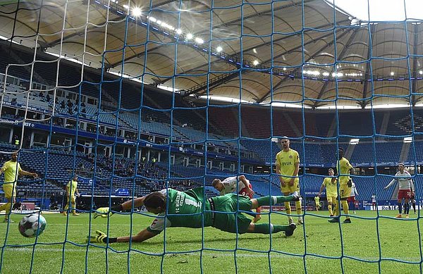 Drin! Simon Terodde hat seine herausragende Strafraumqualität wieder einmal demonstriert, in typischer Manier zugeschlagen und mit seinem Doppelpack die Partie gedreht. Drin! Simon Terodde hat seine herausragende Strafraumqualität wieder einmal demonstriert, in typischer Manier zugeschlagen und mit seinem Doppelpack die Partie gedreht.