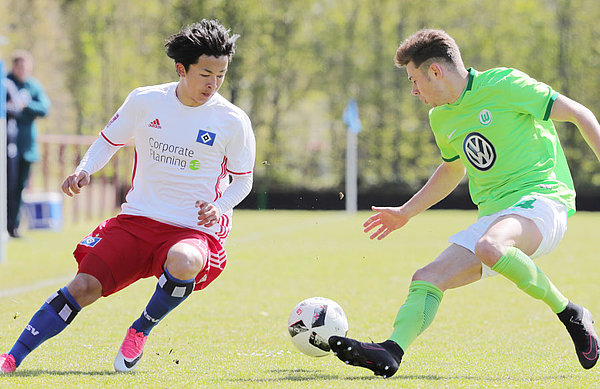 Machte am Wochenende gegen Wolfsburg ein starkes Spiel: Tatsuya Ito (l.). U21-Kicker Tatsuya Ito (l.) spielt den Ball an seinem Gegenspieler vorbei.