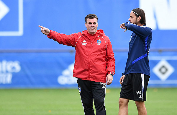 Dieter Hecking spricht auf dem Trainingsplatz mit Martin Harnik. 