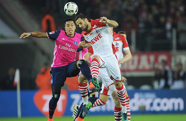 Bobby Wood battles Cologne’s Mergim Mavraj.