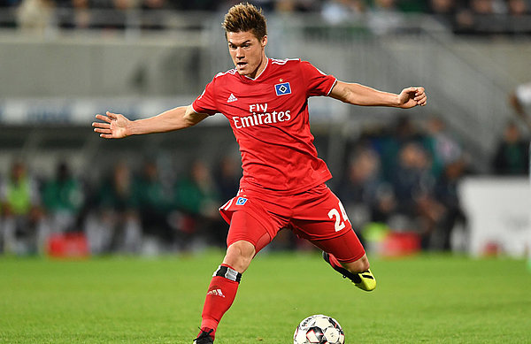 Durch die Rot-Sperren von Orel Mangala und Vasilije Janjicic wird Gotoku Sakai aller Voraussicht nach auf der Sechserposition beginnen. Gotoku Sakai treibt den Ball.