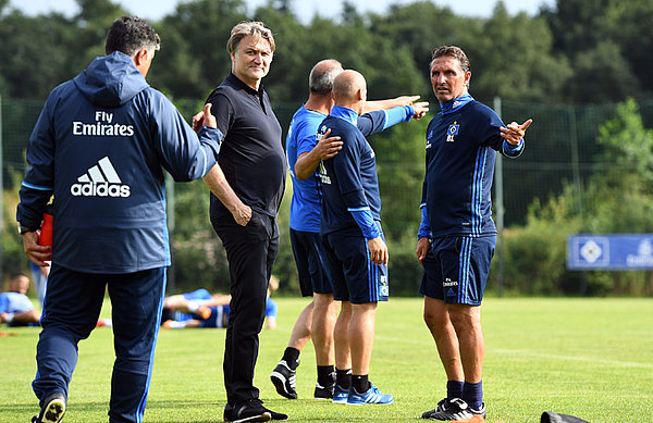 Bruno Labbadia und Dietmar Beiersdorfer stehen gemeinsam auf dem Trainingsplatz.