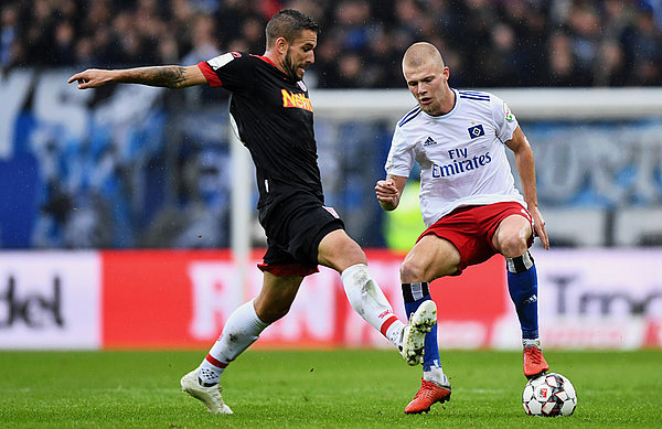 Rick van Drongelen will have his work cut out by Regensburg captain Marco Grüttner, as he did at the Volkspark in September 2018.