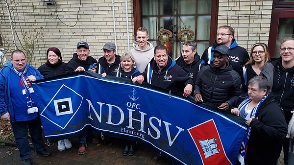 Kapitän Sebastian Schonlau und Flügelflitzer Jean-Luc Dompe zu Besuch bei "NDHSV Hamburg". Kapitän Sebastian Schonlau und Flügelflitzer Jean-Luc Dompe zu Besuch bei "NDHSV Hamburg".