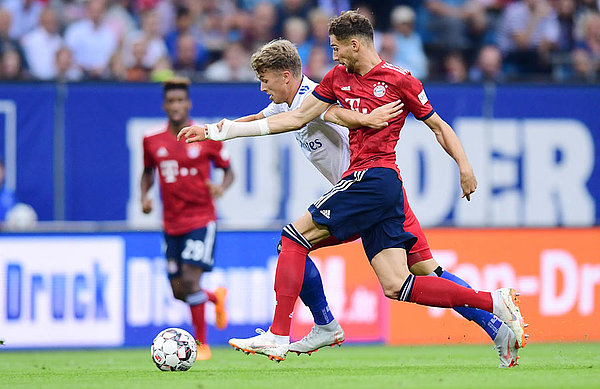 Fiete Arp im Kampf um den Ball gegen Leon Goretzka.