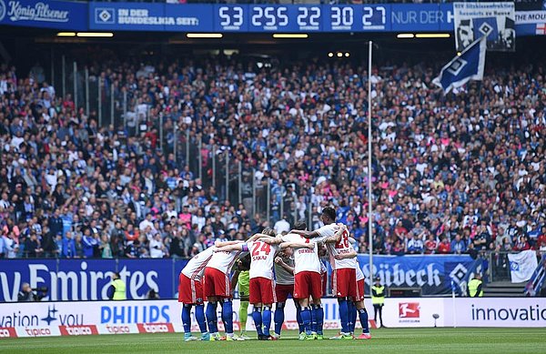 Zusammenhalt gepaart mit Konsequenz und Leidenschaft will Markus Gisdol von seinem Team auch gegen Schalke 04 sehen. Teamkreis des HSV vor dem Mainz-Spiel.