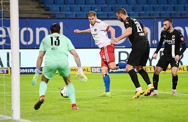 Und wieder einmal steht er goldrichtig und erzielt aus kurzer Distanz die Hamburger Führung: HSV-Mittelstürmer Simon Terodde. Und wieder einmal steht er goldrichtig und erzielt aus kurzer Distanz die Hamburger Führung: HSV-Mittelstürmer Simon Terodde.