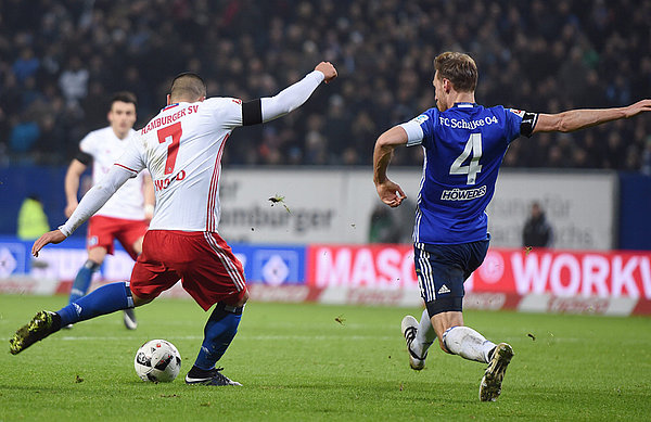 A superb shot by Bobby Wood made it 2-0 to the Rothosen. Wood made it 2-0 after coming on as a substitute against Schalke.