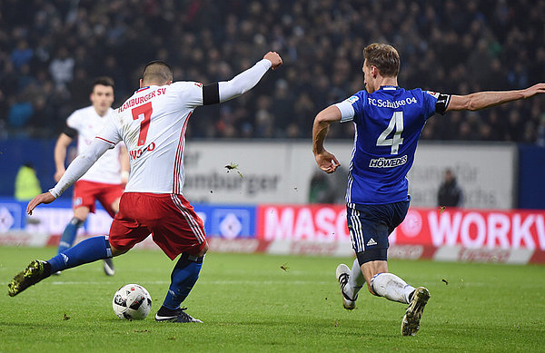 Bobby Wodd schießt im Spiel gegen Schalke aufs Tor. 