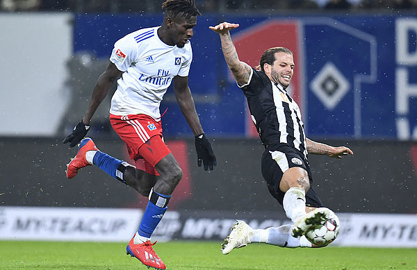 Im ersten Spiel für Sandhausen traf Dennis Diekmeier im Januar dieses Jahres gleich auf seinen Ex-Verein und Bakery Jatta (li.). Nun schließt sich mit dem letzten Spiel der Vorrunde für ihn der Kreis. Dennis Diekmeier im Zweikampf mit Bakery Jatta.