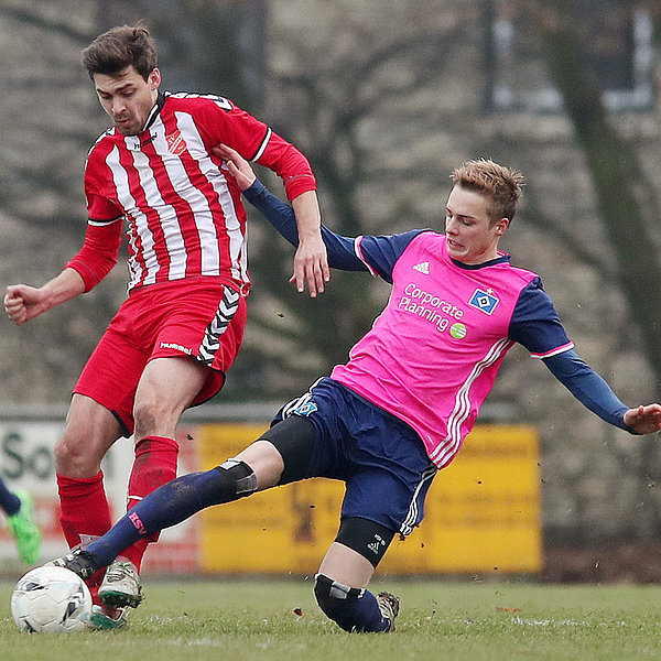 Finn Porath setzt im offensiven Mittelfeld die Akzente des HSV-Spiels. Finn Porath grätscht um den Ball.