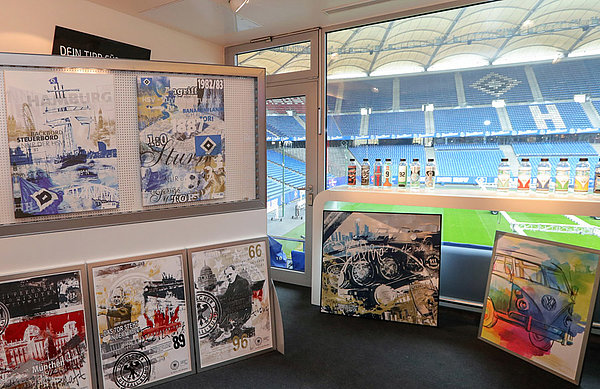 Ausstellungsstücke der Merchandise-Messe in einer HSV-Loge.