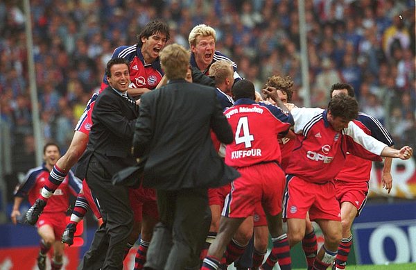 Bayern win their 17th title after a last minute goal at the Volksparkstadion in 2001.