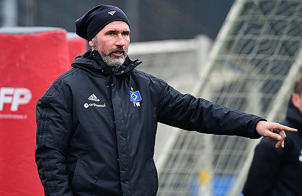 HSV-Cheftrainer Tim Walter bittet seine Schützlinge am Dienstag wieder auf den Trainingsplatz. HSV-Cheftrainer Tim Walter bittet seine Schützlinge am Dienstag wieder auf den Trainingsplatz.