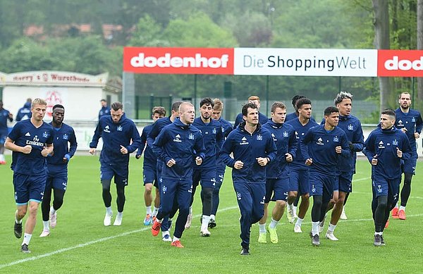 Die Mannschaft läuft sich in einer großen Gruppe ein.