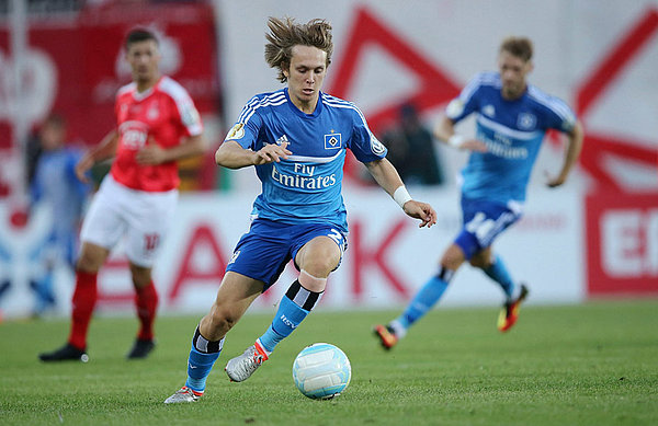 Alen Halilovic am Ball beim Pokalspiel gegen den FSV Zwickau.