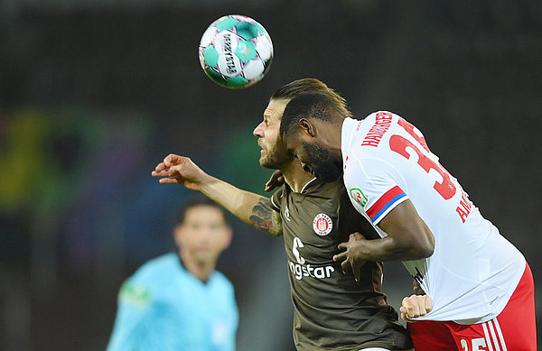 In a hard-fought opening 45 minutes, Stephan Ambrosius (r.) and Guido Burgstaller battled for every ball.