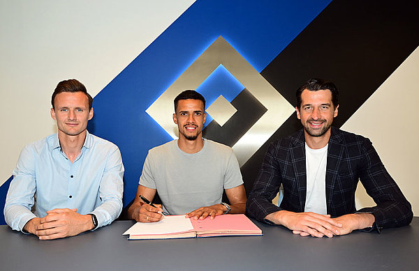 Robert Glatzel alongside Claus Costa, HSV’s head of professional football (l.) and Jonas Boldt, director of sport.