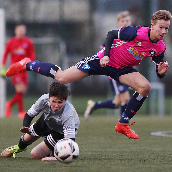 Der Ball wollte einfach nicht rein! U15-Spieler Alexander Aehlig und sein Team trennten sich vom HTB 0:0.