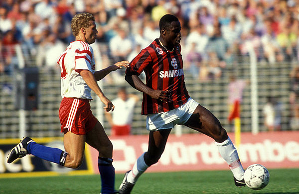 Anthony Yeboah, damals noch im Dress von Eintracht Frankfurt, im Zweikampf gegen Thomas von Heesen. 
