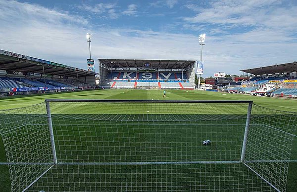 Bei der KSV Holstein Kiel hat sich in den vergangenen Jahres viel rasant entwickelt, u.a. auch das Holstein-Stadion, das heute ein echtes Schmuckkästchen darstellt. Bei der KSV Holstein Kiel hat sich in den vergangenen Jahres viel rasant entwickelt, u.a. auch das Holstein-Stadion, das heute ein echtes Schmuckkästchen darstellt.