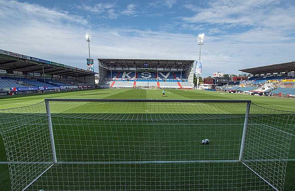 Bei der KSV Holstein Kiel hat sich in den vergangenen Jahres viel rasant entwickelt, u.a. auch das Holstein-Stadion, das heute ein echtes Schmuckkästchen darstellt.