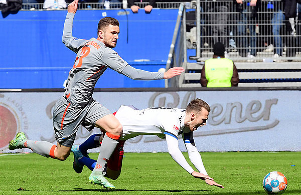 Stumbling block SC Paderborn: Captain Schonlau and his HSV stumbled early against the SCP, but fought their way back into the game. 