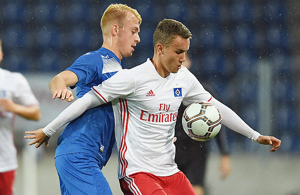 Luca Waldschmidt im Zweikampf mit einem Magdeburger Spieler.