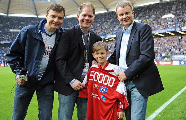 Hier wird der 50.000 Teilnehmer der HSV-Fußballschule geehrt. Schon bald werden es 90.000 Teilnehmer sein. (v.l. Stadionsprecher Dirk Böge, Leiter HSV-Fußballschule Simon Köster, Antonio Simonovic, Vorstandsvorsitzender Techniker Krankenkasse Jens Baa
