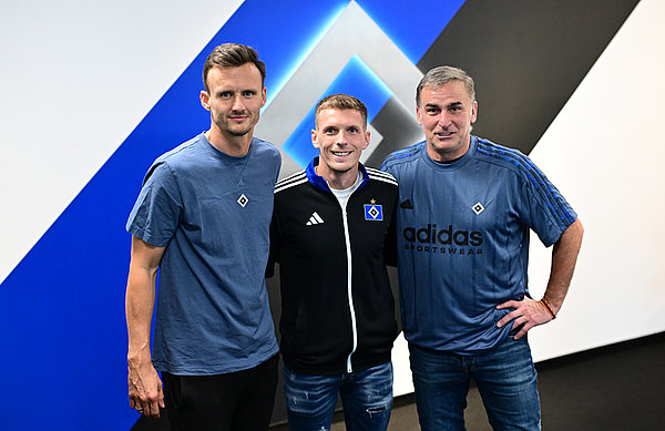Claus Costa (l.) and Stefan Kuntz (r.) welcome Emir Sahiti to the Volksparkstadion.