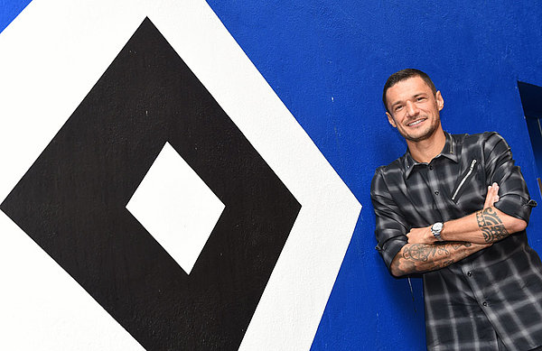 Sejad Salihovic lehnt an einer Wand mit der Raute.