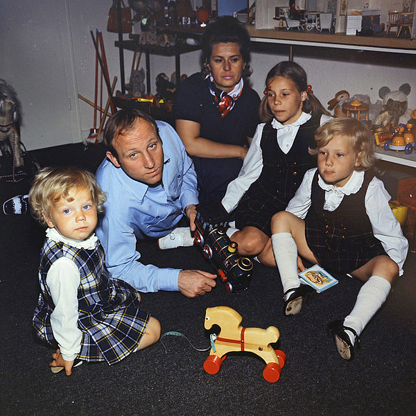 Uwe Seeler mit seiner Frau und seinen drei Töchtern.