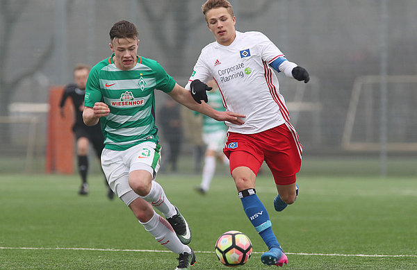 Fiete Arp (r.) im Zweikampf mit einem Bremer.