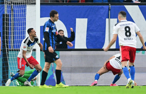 Jaaa! Robert Glatzel hat zugestochen und erzielt nach Dompe-Flanke das 1:0 für den HSV.