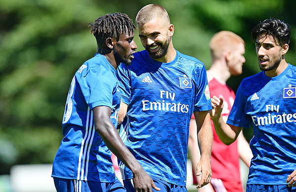 Lukas Hinterseer - hier mit Bakery Jatta und Berkay Özcan - markierte bei seinem HSV-Debüt direkt einen Treffer. Lukas Hinterseer klatscht mit Bakery Jatta ab.