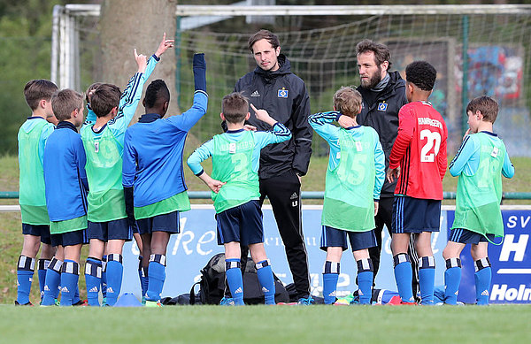 U11-Trainer Lukas Rösel vor seinen Jungs. Einige melden sich.