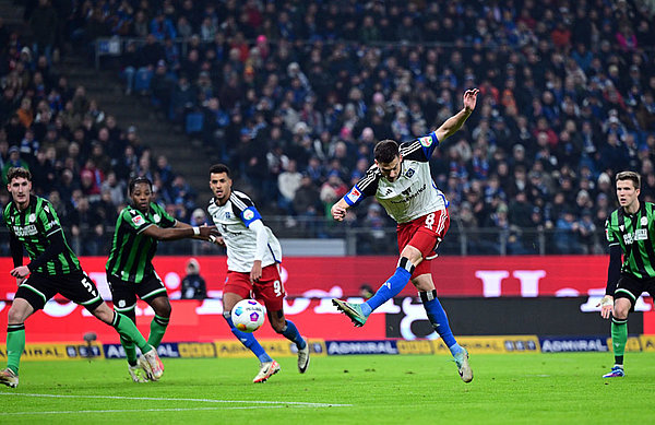 Die beste HSV-Szene der ersten Hälfte brachte durch Benes' Schuss den Anschlusstreffer, dennoch gingen die Rothosen mit einem 1:3 in die Pause.