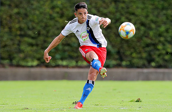 Gentrit Limani ballspielend