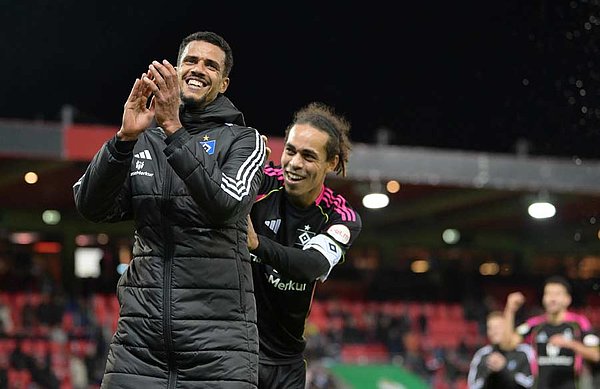 Teamspirit in gelebter Form: Kapitän Yussuf Poulsen beordert sanft seinen Kollegen und gleichzeitig Mittelstürmer-Konkurrenten Robert Glatzel vor die Kurve, um sich dort von den Fans feiern zu lassen.