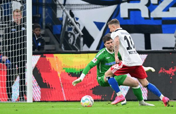 Ein Haken, vorbei an Keeper Huth und dann ab ins Tor: Sonny Kittel erzielt unmittelbar nach dem Seitenwechsel das 2:1 für den HSV.