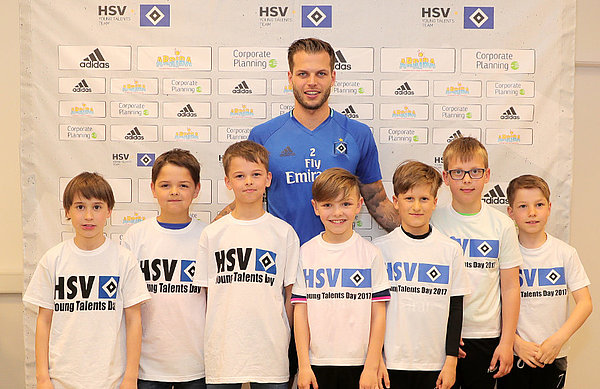 Einen prominenten Zaungast hatte die Pressekonferenz zu den Young Talents Days: Dennis Diekmeier. Einen prominenten Zaungast hatte die Pressekonferenz zu den Young Talents Days: Dennis Diekmeier.